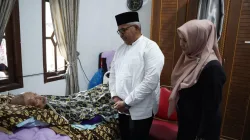 Dalam Kondisi Terbaring Sakit, Ini yang Disampaikan Abah Asnawi Lamno Ketika Dibesuk Bustami