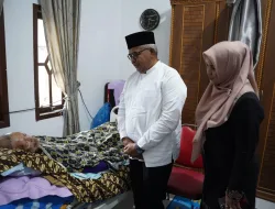 Dalam Kondisi Terbaring Sakit, Ini yang Disampaikan Abah Asnawi Lamno Ketika Dibesuk Bustami