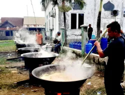 Warga Rima Keuneurum Masak Kuah Beulangong, Wujud Kebersamaan di Peringatan Maulid