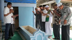 Cagub Bustami Roadshow ke Ulama Dayah, Termasuk Ziarahi Makam Abu Syech Abdul Samad Langkahan