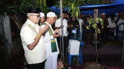 Cagub Bustami Takziah dan Berdoa di Makam Abu Ishak Lamkawe