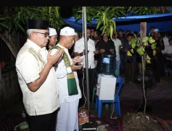 Cagub Bustami Takziah dan Berdoa di Makam Abu Ishak Lamkawe