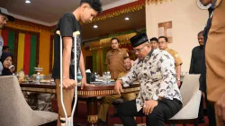 Ketika Kaki Palsu Dibantu Gubernur Pj