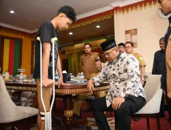 Ketika Pj Gubernur Safrizal Memasangkan Kaki Palsu untuk Remaja Banda Aceh