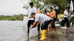 Dukung Pertambangan Ramah Lingkungan, Pj Gubernur Aceh  Lepas Bibit Ikan dan Tanam Pohon di Lhoknga