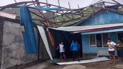 Tribun Lapangan Naga Tapaktuan Ambruk, Sebuah Rumah Tertimpa   