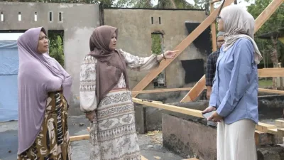 Istri Wagub Aceh Serahkan Bantuan untuk Korban Kebakaran di Bireuen