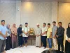 Bangga Campur Haru Warnai Penyerahan Piala Juara Umum MTR ke Kak Iswanto