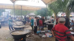 Warga Lamteumen Timur Masak 29 Kuali Kuah Beulangong pada Kenduri Nuzulul Quran