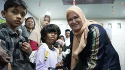 Istri Wagub Bagi Bingkisan dan Bukber Anak Yatim di Panti RSAN