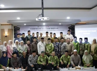 Paurmintu Urrenmin Spripim Polda Aceh, Ipda H. Khafrawi saat foto bersama dengan peserta pembinaan da'i dan da'iyah yang digelar Kementerian Agama Kota Banda Aceh di Banda Aceh, Rabu 20 Agustus 2025.