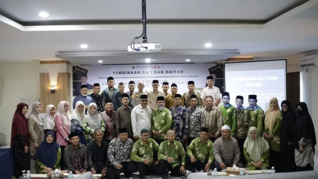 Paurmintu Urrenmin Spripim Polda Aceh, Ipda H. Khafrawi saat foto bersama dengan peserta pembinaan da'i dan da'iyah yang digelar Kementerian Agama Kota Banda Aceh di Banda Aceh, Rabu 20 Agustus 2025.
