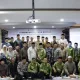 Paurmintu Urrenmin Spripim Polda Aceh, Ipda H. Khafrawi saat foto bersama dengan peserta pembinaan da'i dan da'iyah yang digelar Kementerian Agama Kota Banda Aceh di Banda Aceh, Rabu 20 Agustus 2025.