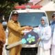 Bupati Pijay, H. Sibral Malasyi MA, S.Sos, ME (tengah) bersama Kadinkes KB, Eddy Azwar, SKM, MKes (kiri) menyerahkan kunci duplikat mobil Ambulance bantuan Presiden RI kepada kepala Puskesmas Meureudu, dr. Misrawati, Selasa, 28 April 2026. (Foto Humas Setdakab Pijay untuk Portalnusa.com)